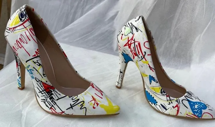 Rouge Helium White Graffiti Print Stiletto Pumps – Size 7